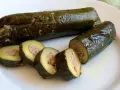 Zucchine ripiene in padella, un piatto saporito con zucchine cotte e farcite con un ripieno di carne.