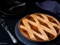 Una deliziosa crostata di ricotta, con la sua crosta dorata e il ripieno invitante, pronta per essere gustata.