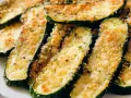 Fette di zucchine al forno dorate e croccanti, condite con pangrattato e erbe aromatiche. Un contorno saporito e leggero.