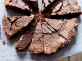 Torta al cioccolato, perfetta per Pasqua, con una crosta screpolata e spolverata di zucchero a velo.