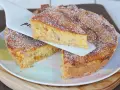 Una fetta di pastiera napoletana con pasta frolla, ricca di grano, ricotta e canditi, cosparsa di zucchero a velo.