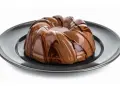 Bavarese al cioccolato con glassatura lucida e striature di cioccolato fondente su piatto scuro.