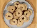 Piatto di ciambelline al vino, dolcetti friabili e dorati, perfetti per accompagnare un caffè o un tè.