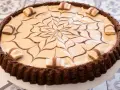 Torta Kinder Bueno con decorazione a ragnatela in cioccolato e pezzi di wafer.