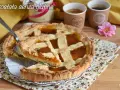Una deliziosa crostata senza glutine con marmellata d'arancia, pronta per essere gustata con un caffè.