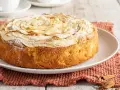 Deliziosa torta di mele senza burro, con mele a rosa sulla superficie e una spolverata di zucchero a velo. Perfetta per la colazione o la merenda.