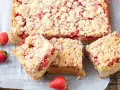 Deliziosa sbriciolata alle fragole, con un ripieno succoso e una copertura croccante. Perfetta per ogni occasione.