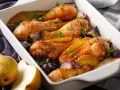 Cosce di pollo al forno dorate con pere, cipolle rosse e prezzemolo, un piatto succulento e profumato.