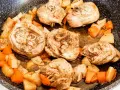 Porzioni di ossobuco di tacchino cotte in padella con patate e carote a cubetti, condite con erbe aromatiche.