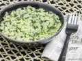 Cremoso risotto con spinaci, un piatto semplice e gustoso, pronto per essere gustato.