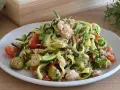 Deliziosa insalata di zucchine a spirale con tonno, pomodorini e olive verdi. Un piatto fresco e leggero.
