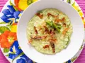 Un cremoso risotto asparagi e speck, guarnito con punte di asparagi freschi e croccanti listarelle di speck.