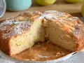 Torta di mele soffice e profumata, una delizia senza lattosio spolverata di zucchero a velo.