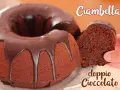 Ciambellone al cioccolato con glassa fondente che cola. Una fetta viene sollevata, mostrando la morbidezza dell'impasto.