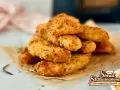 Croccanti bastoncini di pollo in friggitrice ad aria, dorati e saporiti, perfetti per un pasto veloce e gustoso.