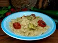 Farfalle cremose con zucchine e pomodorini confit, un piatto che celebra la pasta zucchine e philadelphia.