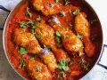 Succulento pollo alla cacciatora in padella, con erbe aromatiche fresche e scorza di limone.