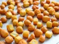 Frittelle di una volta dorate e croccanti, alcune a cubetti, altre tonde, adagiate su carta assorbente.