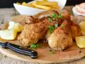 Fusi di pollo in friggitrice ad aria, dorati e croccanti, serviti con spicchi di limone e prezzemolo fresco.