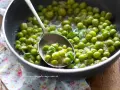 Piselli freschi in padella, cotti con cipolla e menta. Un contorno semplice e profumato.