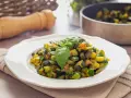 Zucchine in padella, un contorno saporito e colorato, guarnito con basilico fresco.