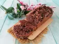 Plumcake al cioccolato senza uova, ricco e goloso, con noci tritate sulla crosta croccante. Perfetto per una colazione o merenda sana.