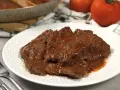 Piatto di carne alla pizzaiola morbida, succulenta e profumata, con pomodoro e spezie.