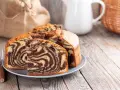 Torta marmorizzata, perfetta torta in friggitrice ad aria, servita su un piatto con posate.