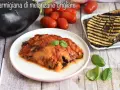 Parmigiana di melanzane grigliate, una ricetta leggera e gustosa. Melanzane grigliate alternate a sugo e basilico, senza frittura.
