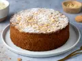 Torta soffice con farina di mandorle, ricoperta di pinoli e zucchero a velo. Perfetta per una pausa golosa.
