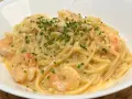 Spaghetti cremosi con gamberi e erba cipollina, una deliziosa carbonara di mare.