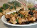 Un saporito coniglio alla cacciatora in bianco, con olive verdi e nere, cipolle e rosmarino, pronto per essere gustato.