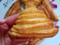 Sfogliatine dorate con zucchero, perfette per scoprire cosa mettere dentro la pasta sfoglia per un dolce sfizioso.