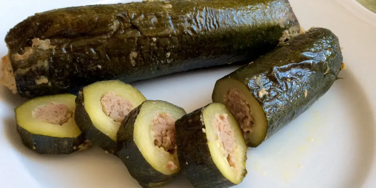 Zucchine ripiene in padella, un piatto saporito con zucchine cotte e farcite con un ripieno di carne.