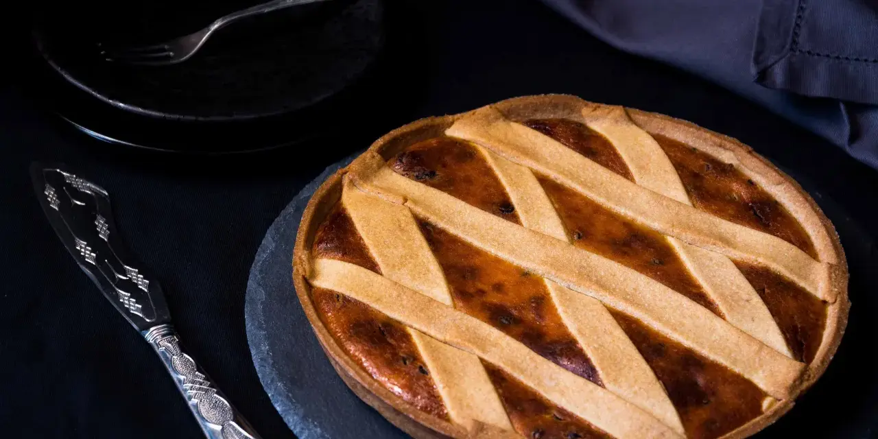 Una deliziosa crostata di ricotta, con la sua crosta dorata e il ripieno invitante, pronta per essere gustata.