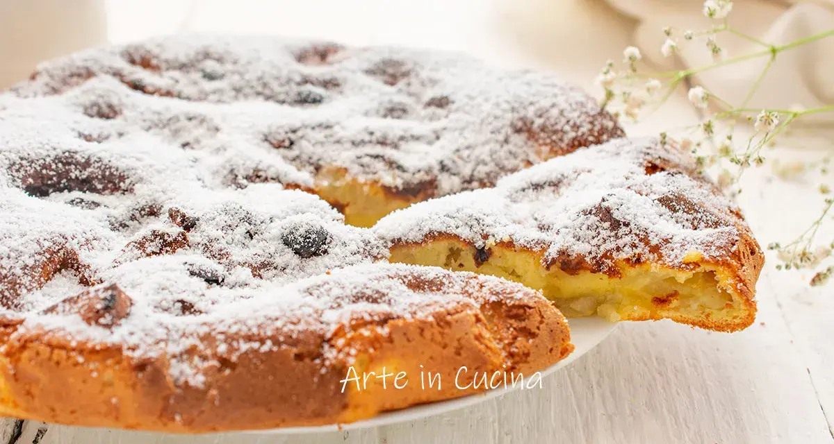Frittata di mele in padella, soffice e profumata, cosparsa di zucchero a velo. Un dolce veloce e goloso, pronto in 5 minuti per una pausa deliziosa.