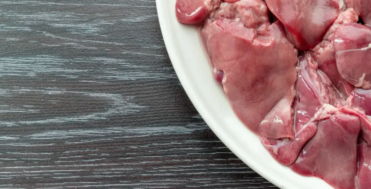 Un piatto bianco pieno di **durelli di pollo** crudi, pronti per essere cucinati.
