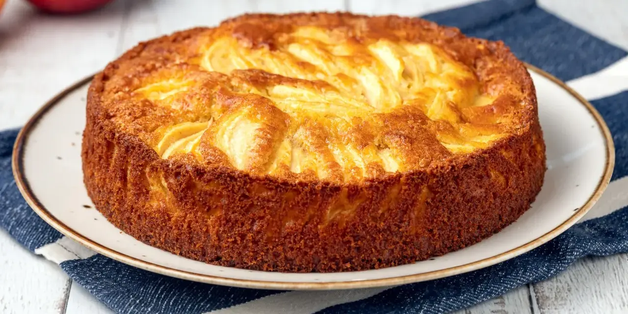 Torta di mele velocissima in 10 minuti, dorata e profumata, pronta da gustare.