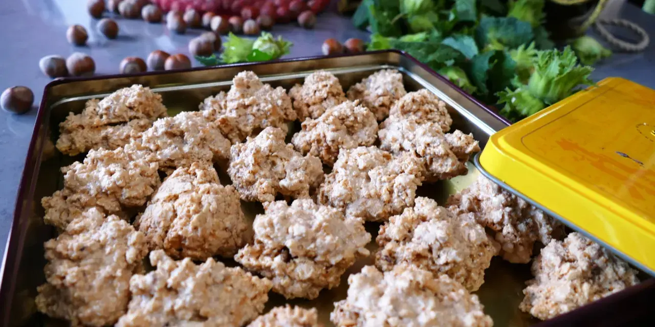 Biscotti rustici, dall'aspetto un po' grezzo ma dal sapore delizioso, pronti per essere gustati. Sono i nostri brutti ma buoni!