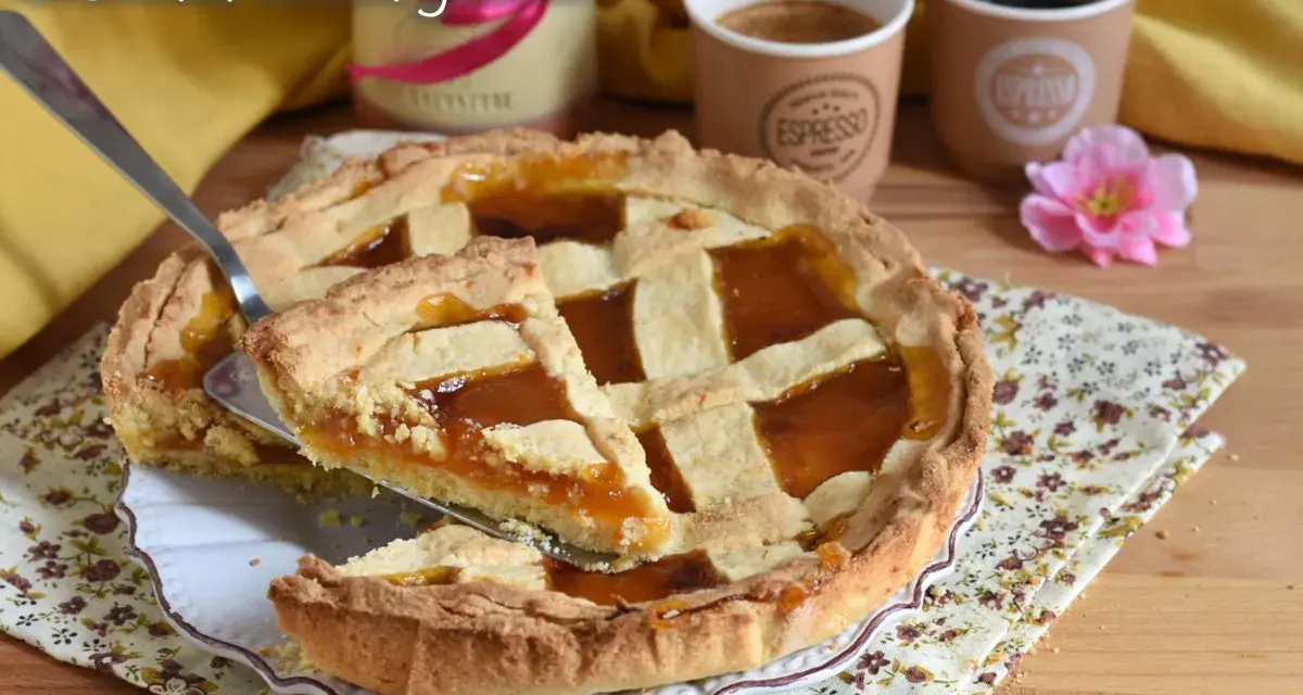 Una deliziosa crostata senza glutine con marmellata d'arancia, pronta per essere gustata con un caffè.