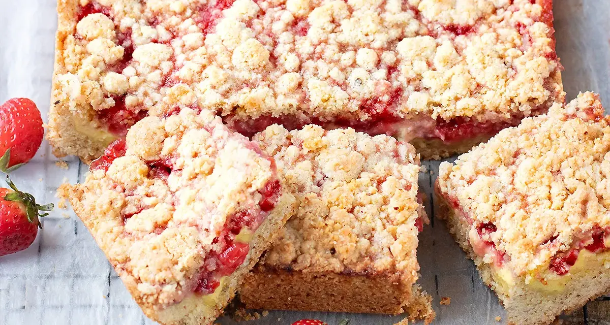 Deliziosa sbriciolata alle fragole, con un ripieno succoso e una copertura croccante. Perfetta per ogni occasione.
