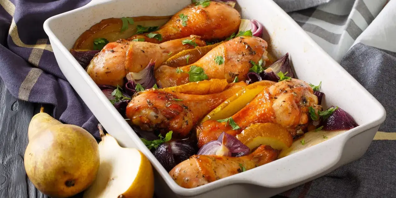 Cosce di pollo al forno dorate con pere, cipolle rosse e prezzemolo, un piatto succulento e profumato.