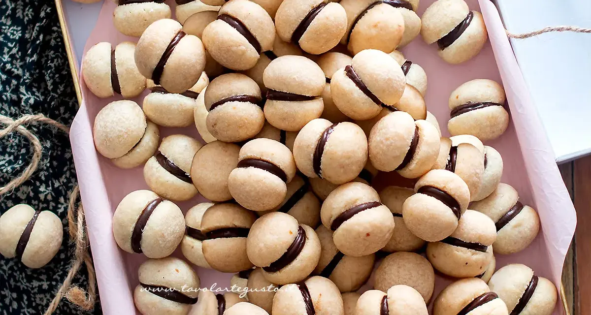 Baci di dama ricetta: deliziosi biscotti friabili con ripieno di cioccolato, perfetti per ogni occasione.