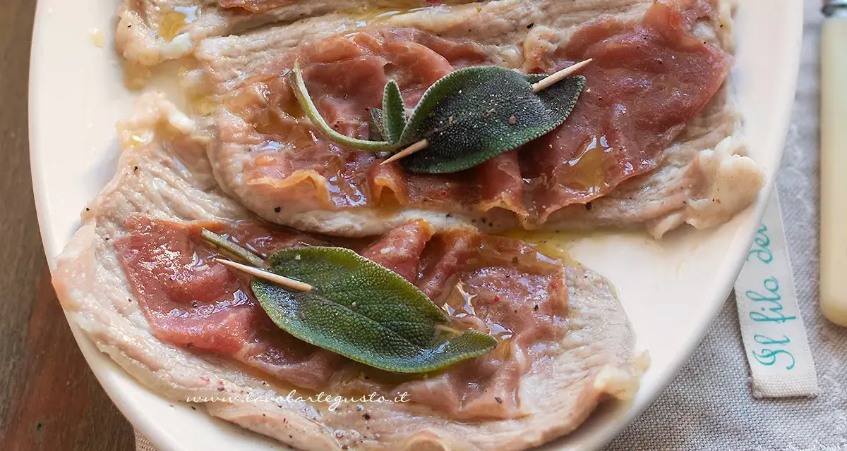 Saltimbocca alla romana: fettine di vitello con prosciutto crudo e salvia, condite con olio e pepe.