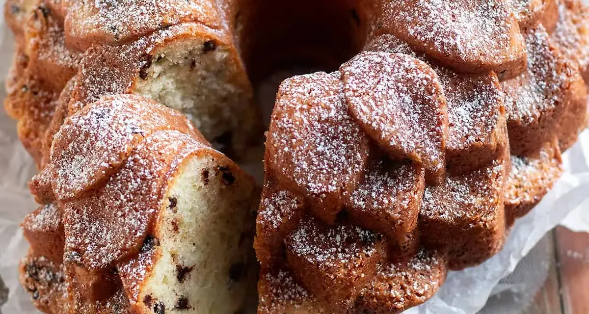 Torta al mascarpone soffice e profumata, con gocce di cioccolato e una spolverata di zucchero a velo. Perfetta per ogni occasione.