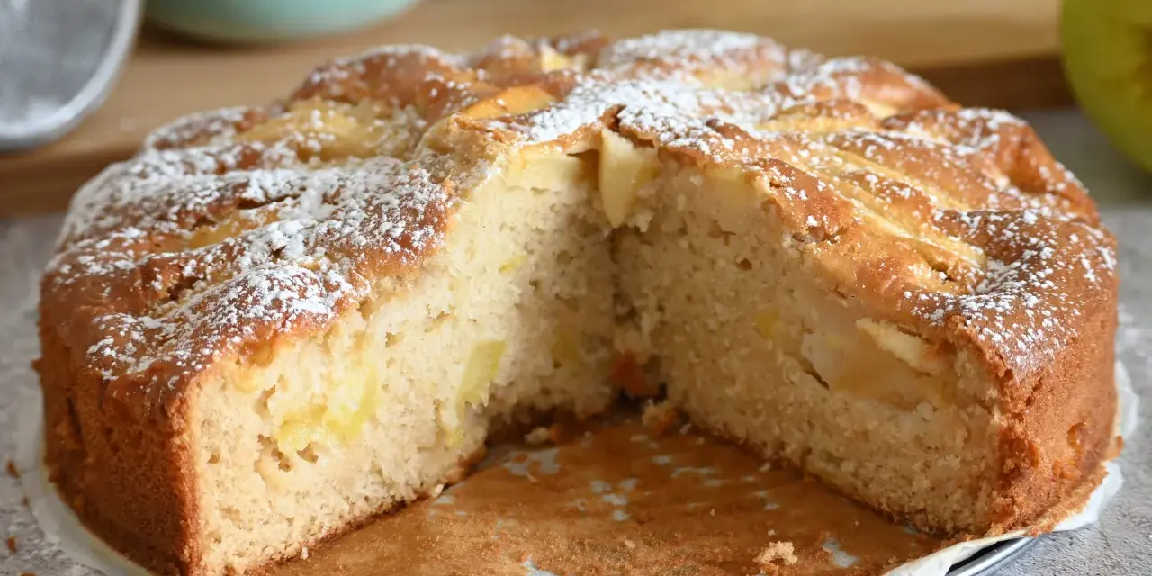 Torta di mele soffice e profumata, una delizia senza lattosio spolverata di zucchero a velo.