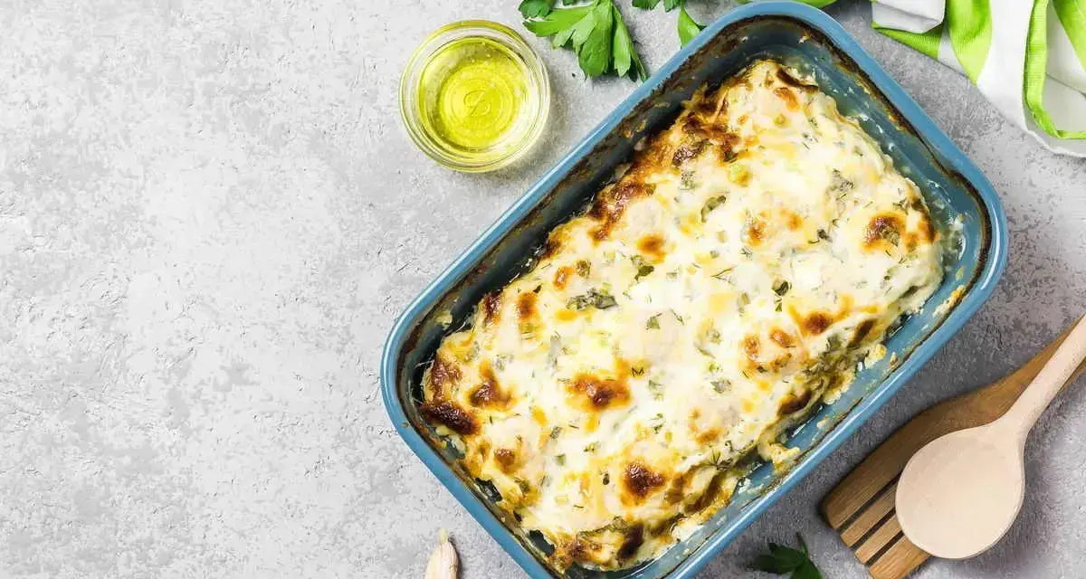 Zucchine al forno con mozzarella filante, dorate e profumate, pronte per essere gustate.