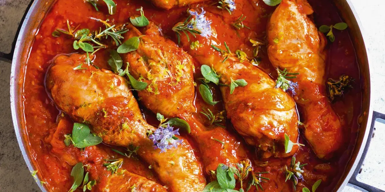 Succulento pollo alla cacciatora in padella, con erbe aromatiche fresche e scorza di limone.