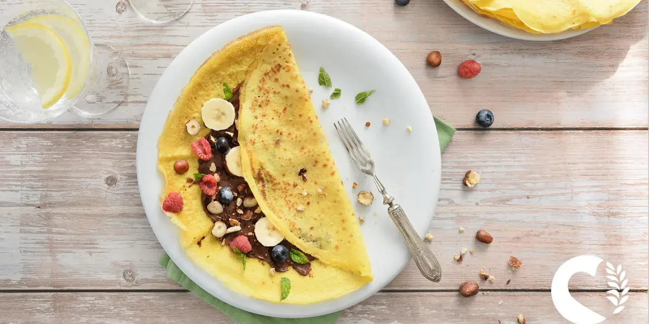 Deliziosa crepes senza glutine ripiena di crema al cioccolato, frutta fresca e nocciole. Un piacere per tutti i sensi.