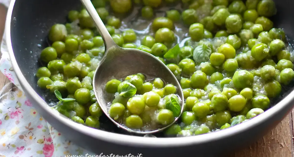 Piselli freschi in padella, cotti con cipolla e menta. Un contorno semplice e profumato.